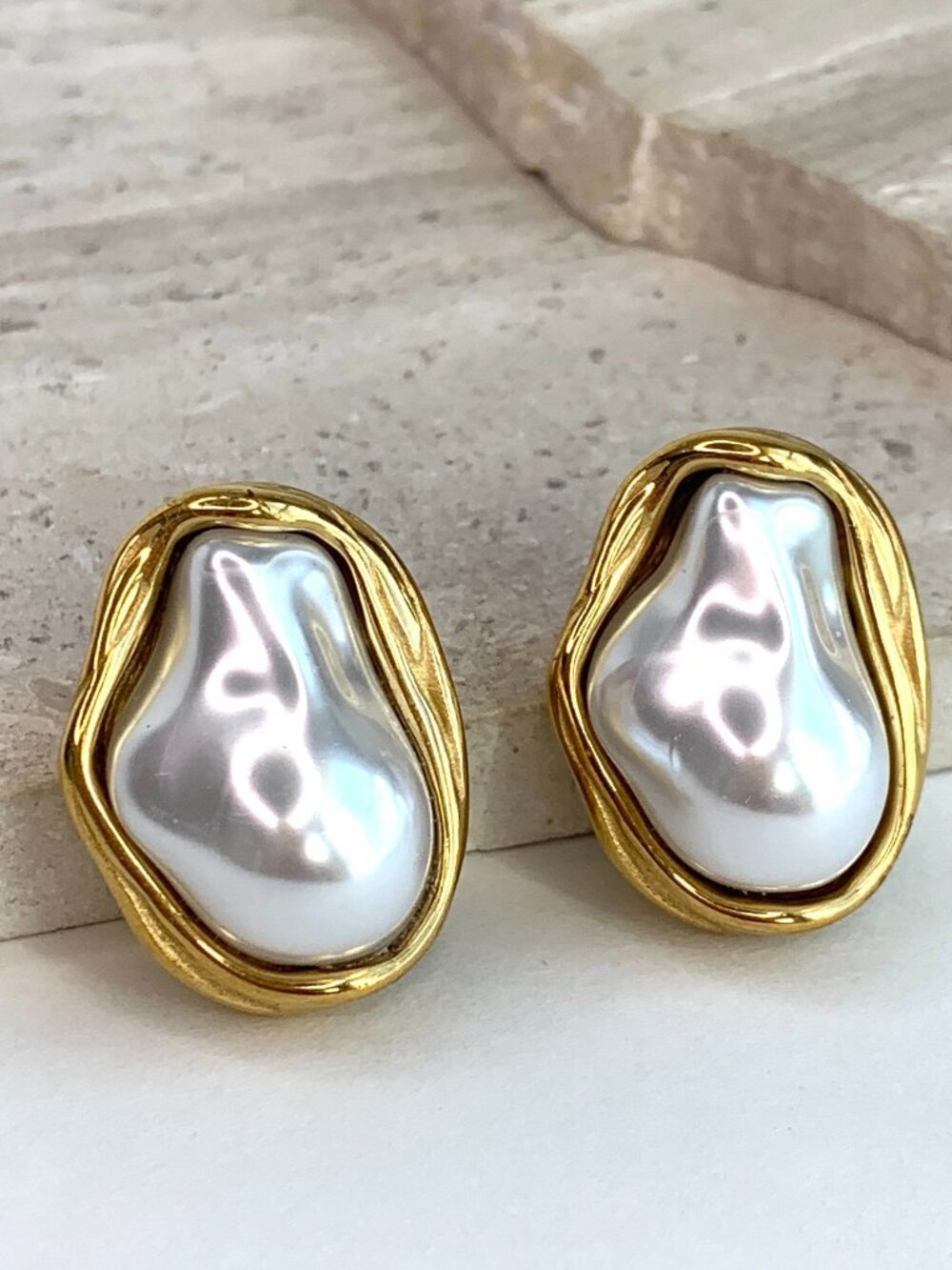 NEW Anthropologie Shashi Bezel Baroque Pearl Stud Earrings